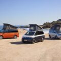 Dwa kampervany Volkswagena California Beach i Ocean zaparkowane obok siebie