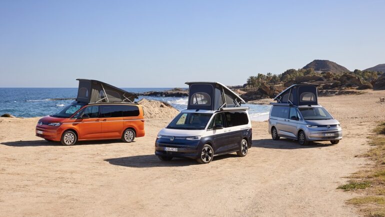 Dwa kampervany Volkswagena California Beach i Ocean zaparkowane obok siebie