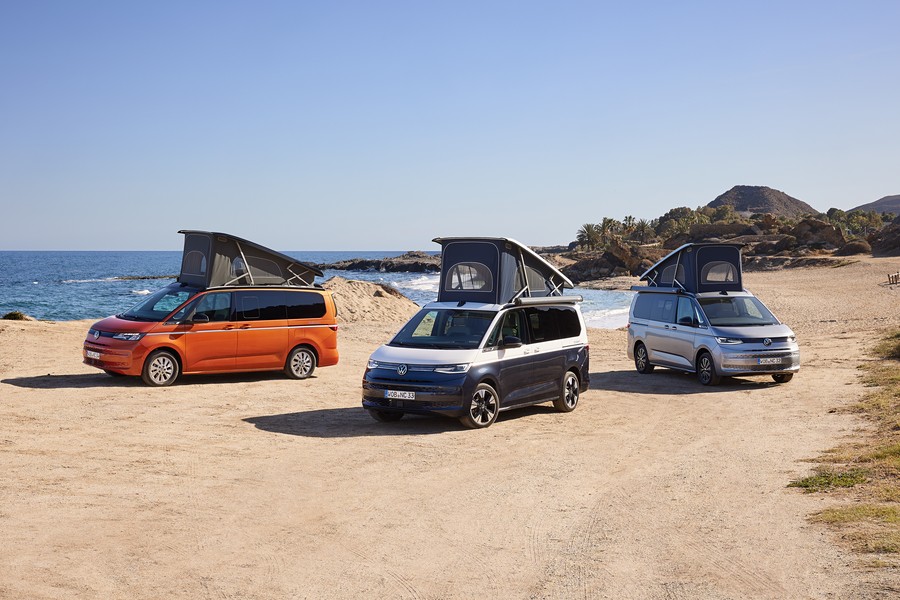 Dwa kampervany Volkswagena California Beach i Ocean zaparkowane obok siebie